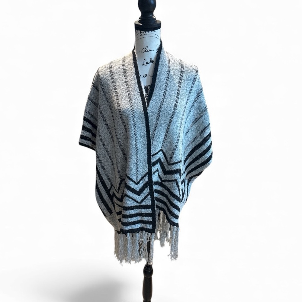YA LOS ANGELOS Women’s SOUTH WESTERN BOHO FRINGE KNIT PONCHO SWEATER Gray/black